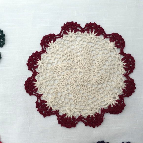 Vintage Doilies. Set of 4. Christmas holiday themed. Hand crafted. Varied sizes - Picture 10 of 11